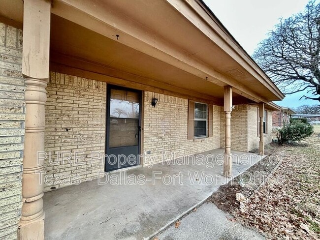 Building Photo - 2608 Oaks Dr