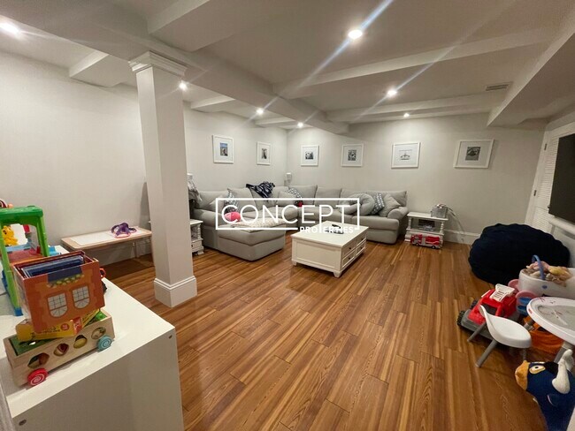 Building Photo - 2045 Beacon St