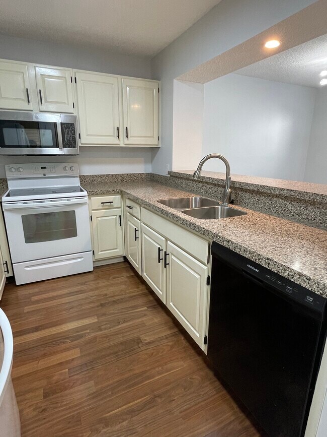 Building Photo - 8811 W 106th Ter