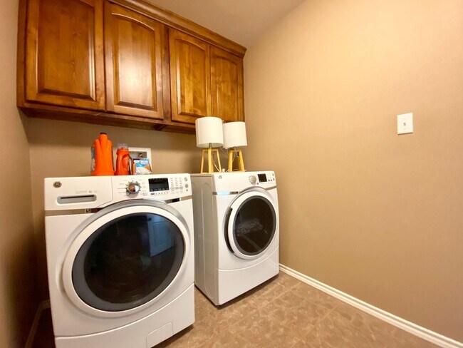 Building Photo - IMMACULATE all electric 3 bedroom + office, 2 bath home available SOON!!!