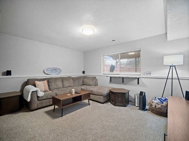 Building Photo - Bright & Comfortable 3 Bedroom Home (Furnished)