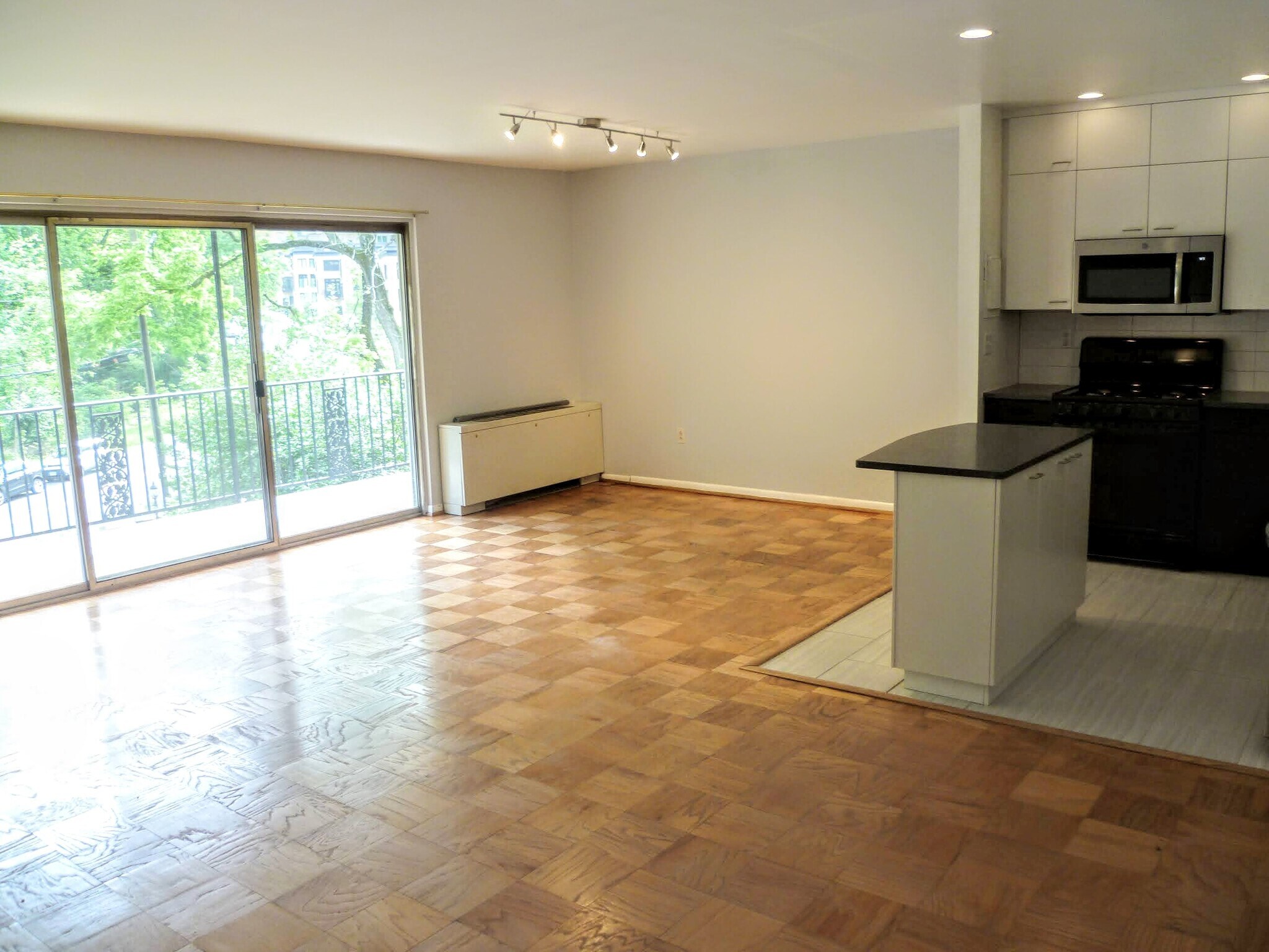 Building Photo - 3535 Chevy Chase Lake Dr