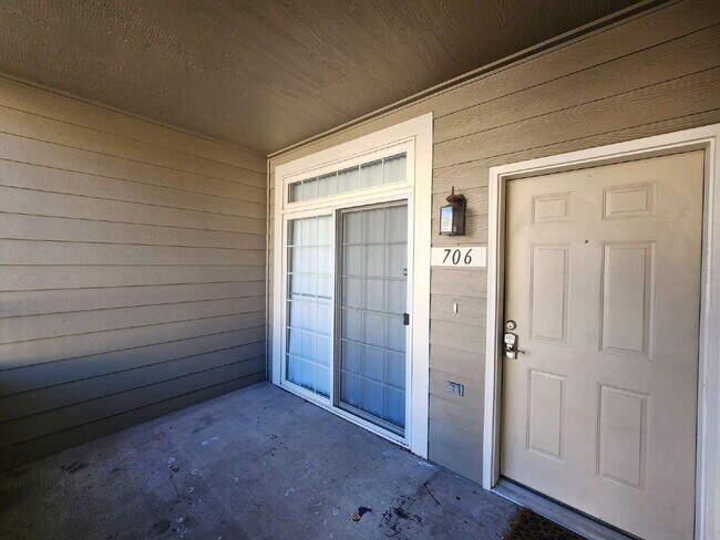 Building Photo - Spacious Two-Suite Townhome With Garage, Fireplace And Community Pool
