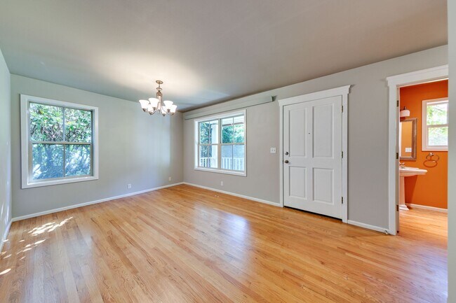 Building Photo - Beautiful Downtown Home