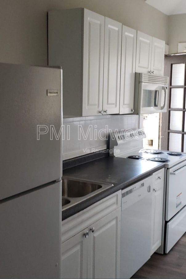 Building Photo - 125 E 17th St