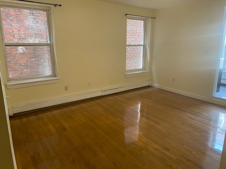 Building Photo - 28 Fleet St