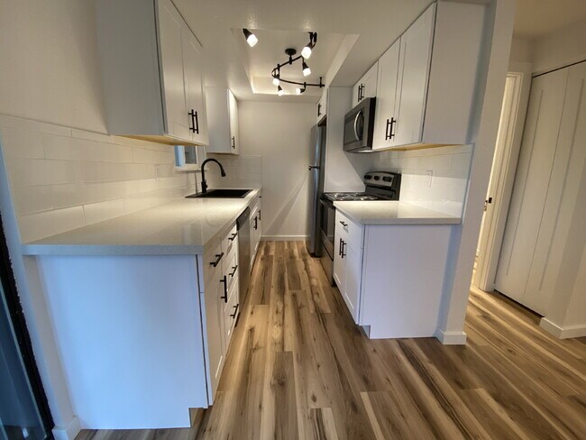 Building Photo - Spacious 3-Bedroom Remodeled Townhome in F...
