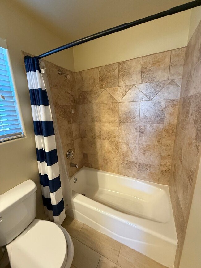 Building Photo - Charming 3BD/2.5BA with Garage in Legends West - Available Now!