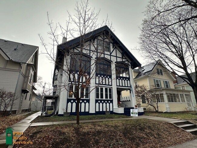 Building Photo - Gorgeous 3 Bedroom Main Level Duplex Unit