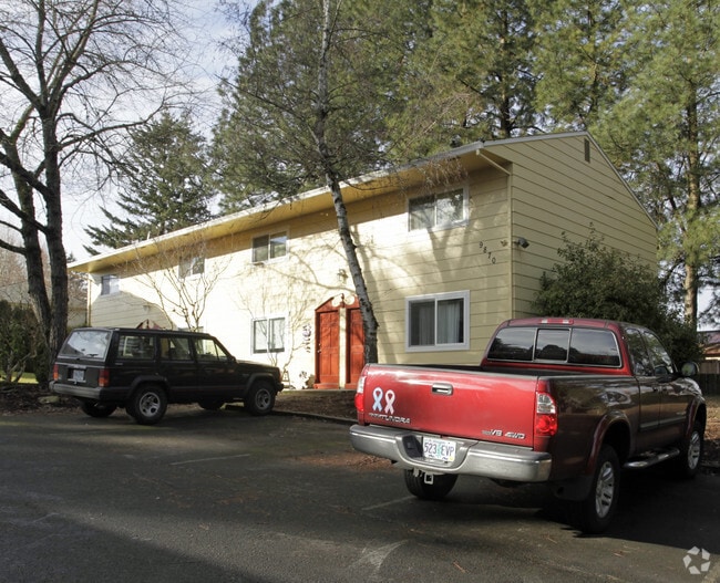 Building Photo - Mckenzie Townhomes