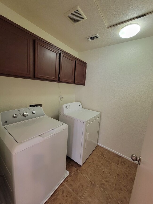 Building Photo - Spacious 3-Bedroom Townhome in Imperial – Available for Lease!