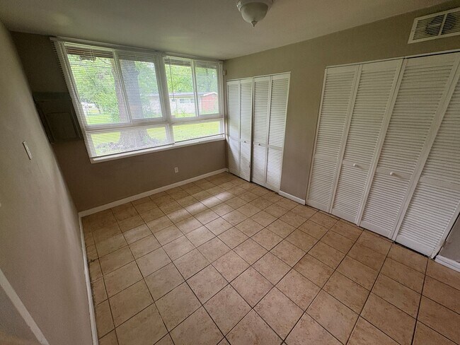 Building Photo - 8513 Midwood Ave