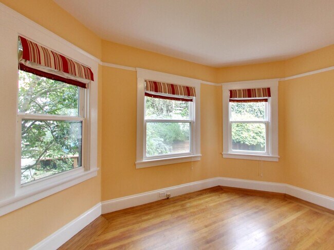 Building Photo - Stunning 4BR/3BA Home with Office, Laundry...