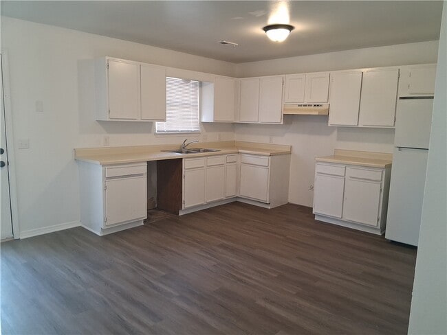 Building Photo - 1403 Camellia Dr