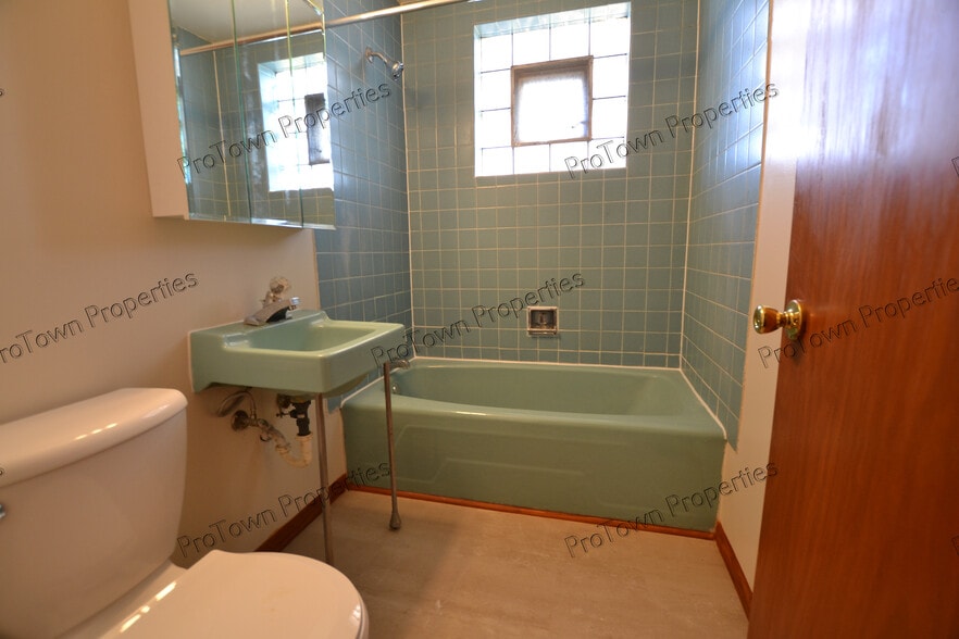 Building Photo - 2205 Tamarack Dr