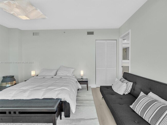 Building Photo - 665 NE 25th St