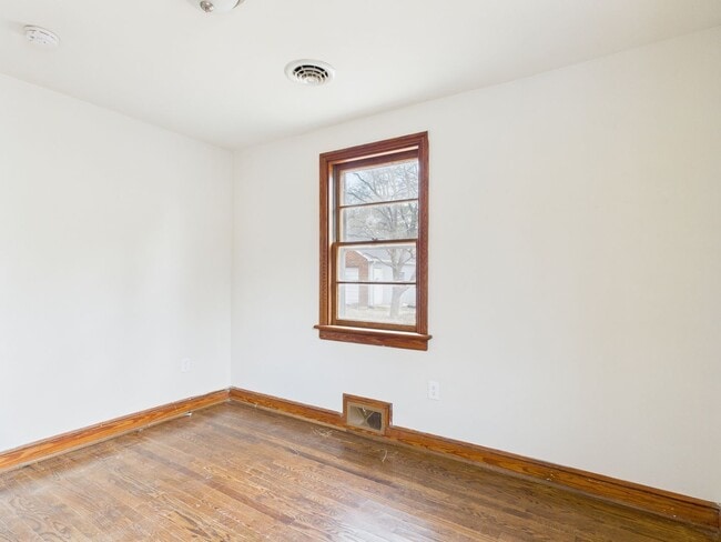 Building Photo - 637 Woodhaven Dr