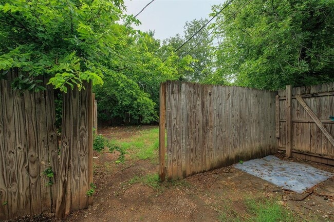 Building Photo - 2611 N Shartel Ave