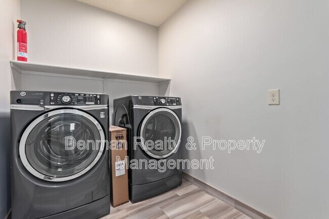 Building Photo - 1513 E Earll Dr