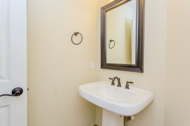 Building Photo - 6122 Garden Lakes Ln