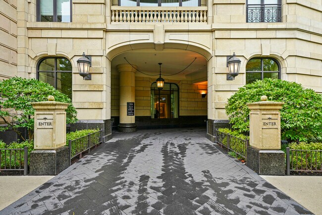 Building Photo - 2550 N Lakeview Ave