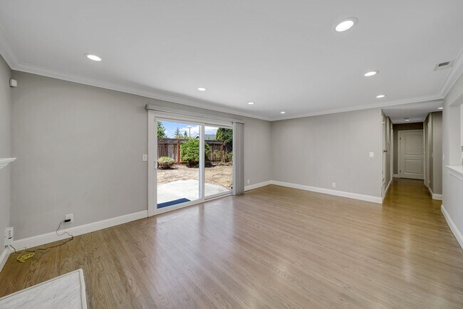 Building Photo - 5741 Seifert Ave