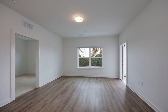 Building Photo - 1540 Lebanon Pike