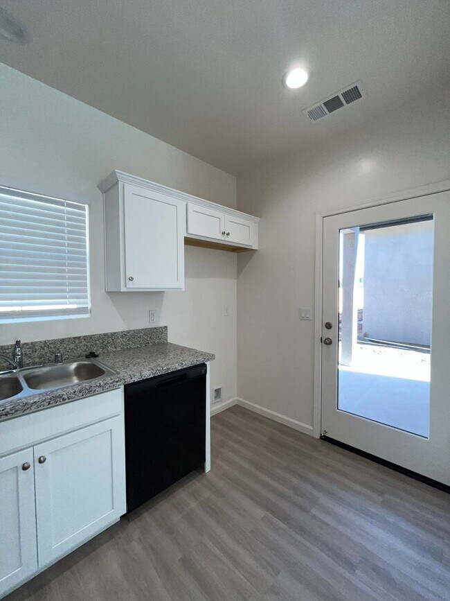 Building Photo - 4214