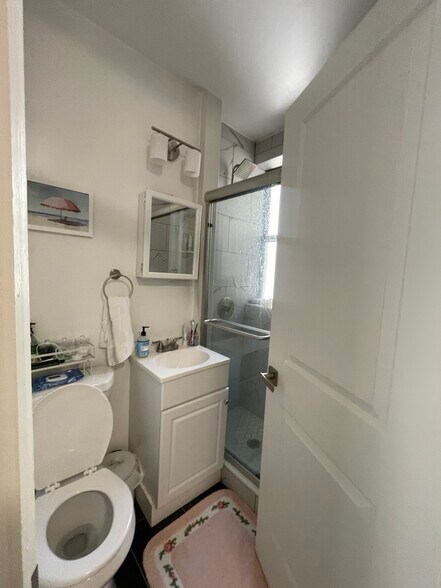 Building Photo - 65 Park Dr