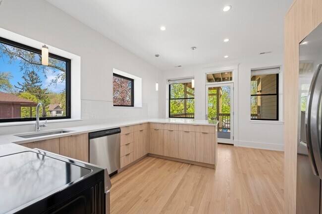 Building Photo - 2755 Eastwood Ave