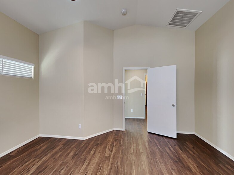 Building Photo - 25780 W Elwood St