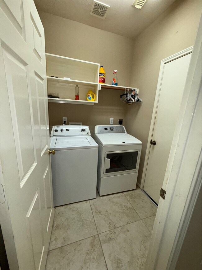 Building Photo - 14009 Hollow Canyon Ln
