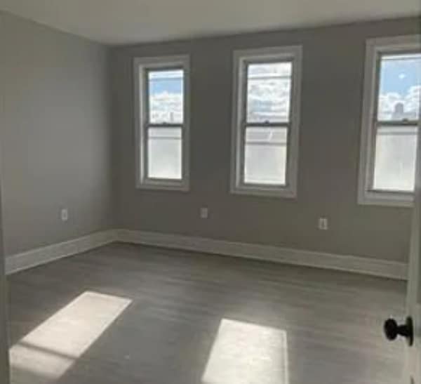 Building Photo - 5 Bedrooms 2 Bathroom Home