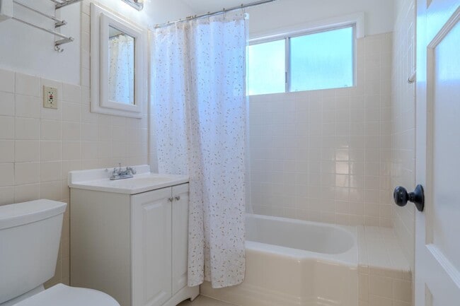 Building Photo - 35 Fairlawn Ave