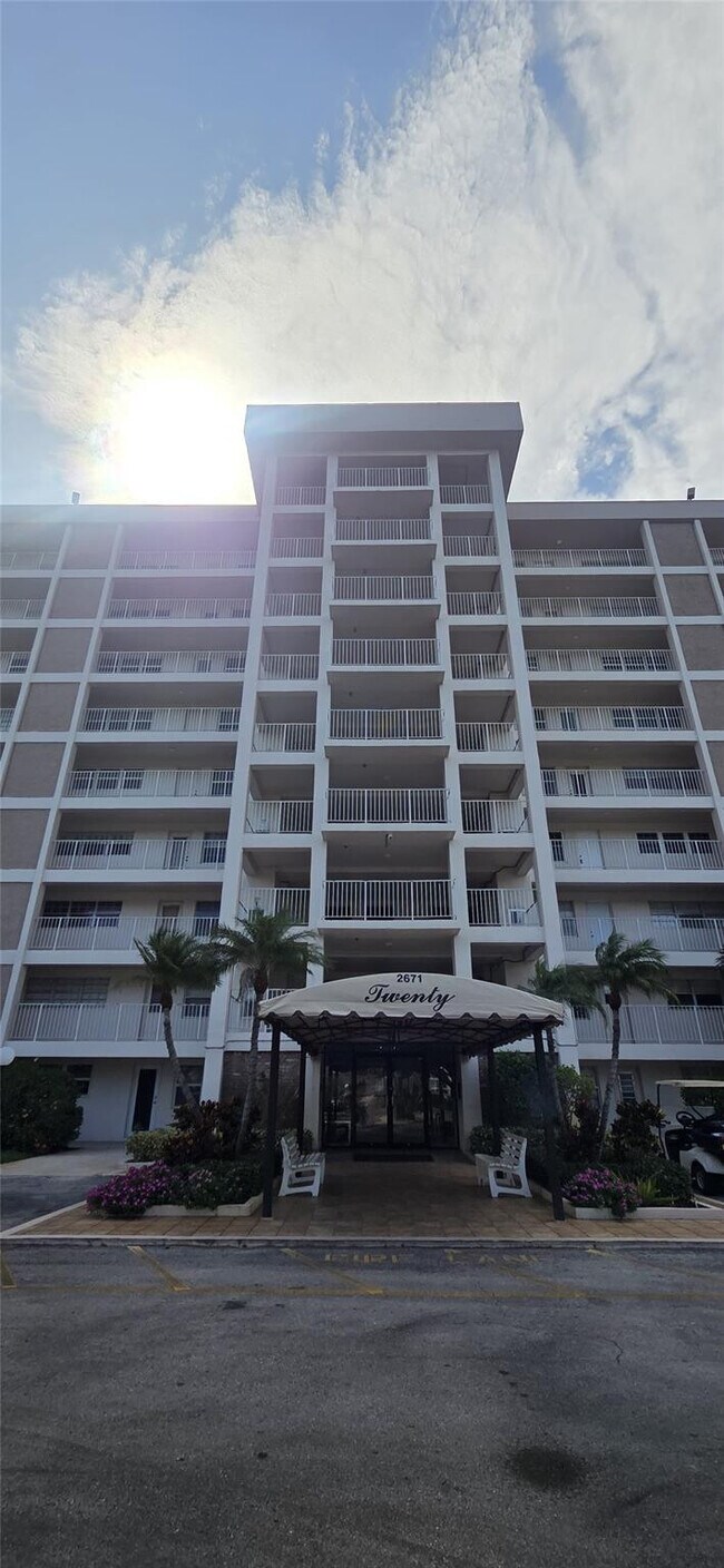 Building Photo - 2671 S Course Dr