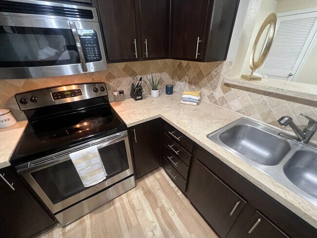 Building Photo - 3300 Cummins St