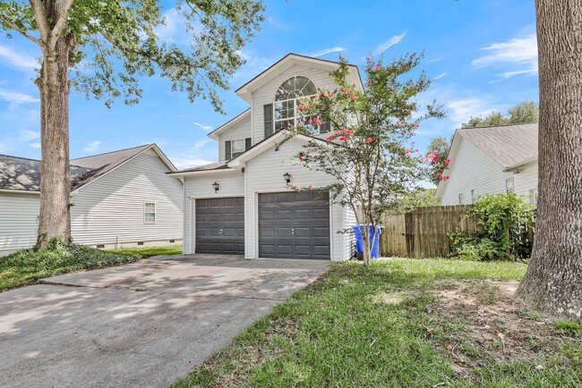 Building Photo - Charming 3BR/2.5BA Home with 2-Car Garage & Fenced Yard in Citadel Woods — West Ashley