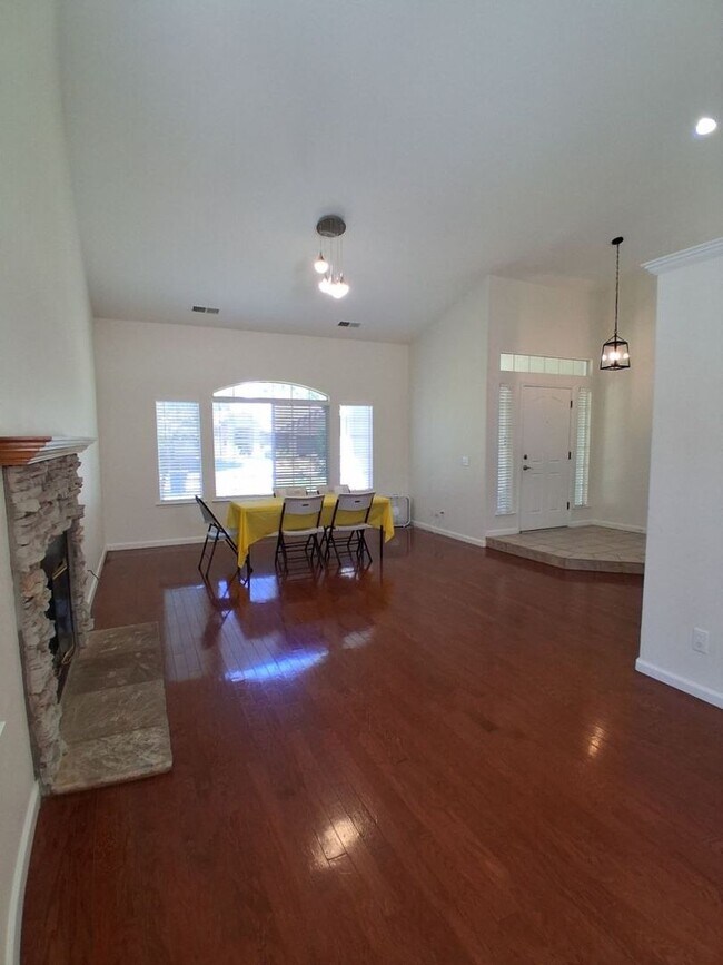 Building Photo - 10374 N Sierra Vista Ave