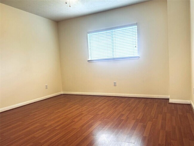 Building Photo - 3623 Pine Valley Dr
