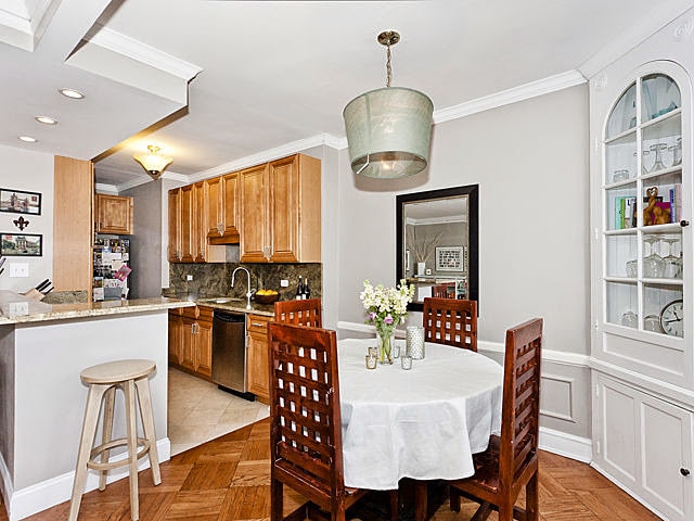 Dining area - 2052 N Lincoln Park W