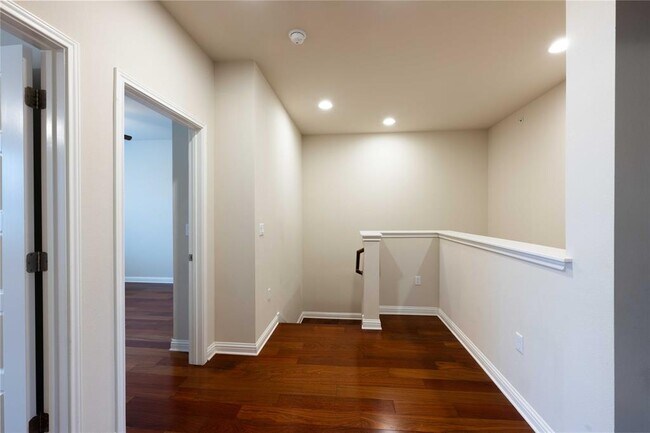 Building Photo - 13800 Lyndhurst St