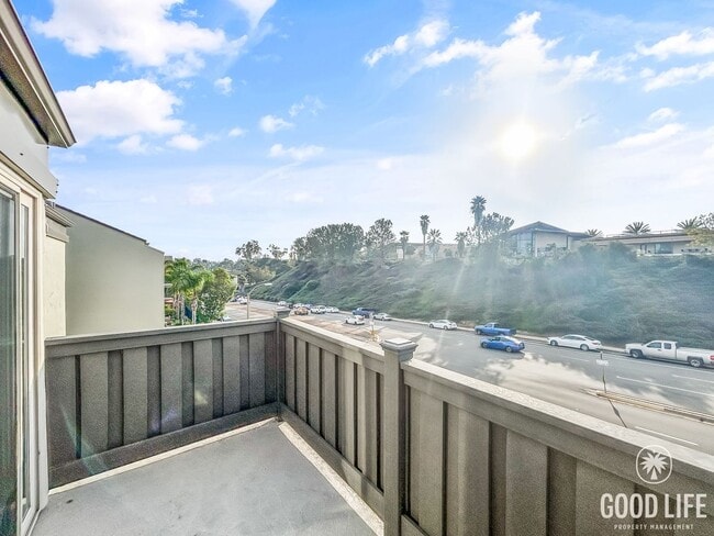 Building Photo - Bright 2BR Condo with New Carpet, Private Balcony & Great Amenities in Clairemont Mesa!
