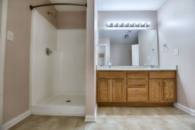 Building Photo - Pet Friendly Three Bedroom with Bonus!