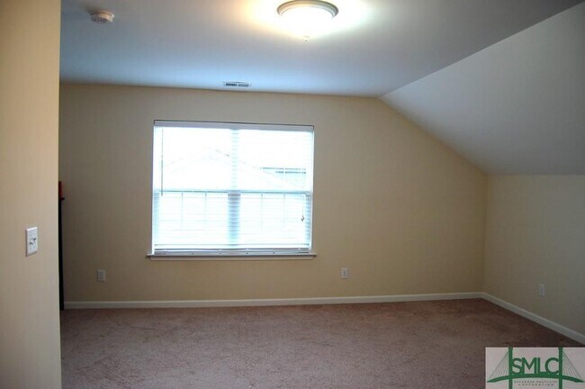 Building Photo - 3 Bedroom/2Bath+Bonus Room & Private Back Yard