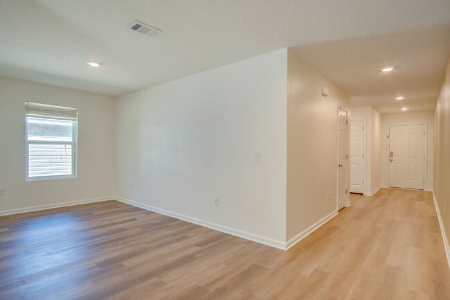 Building Photo - 3-Bed, 2-Bath Modern Home in Prime Locatio...