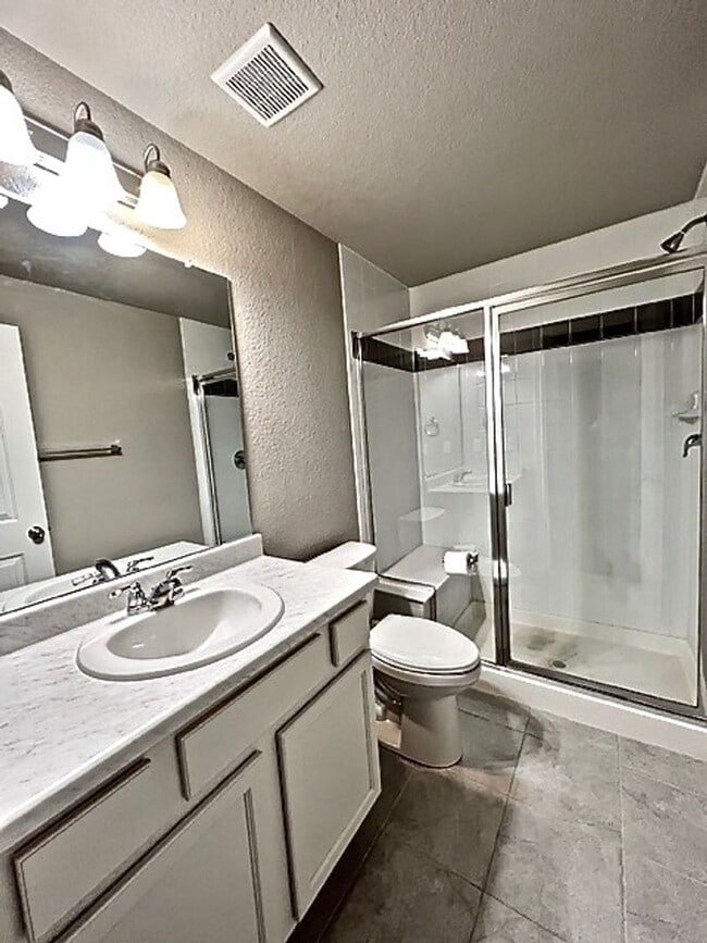 Building Photo - 5 Bedroom Home Close to Downtown Monument!!