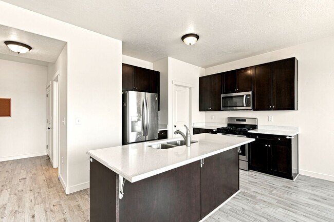 Building Photo - 3 Bedroom 2.5 Bathroom Townhome in Bluffdale!