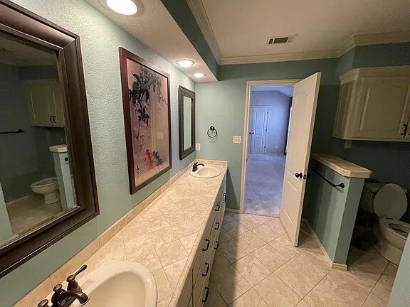 Building Photo - Comfy 3 bd/2 bth home in quiet neighborhood. Walk to the grocery store. 10 minutes to downtown. A...