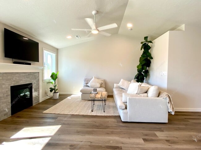 Building Photo - Modern Comfort in Northwest Redmond