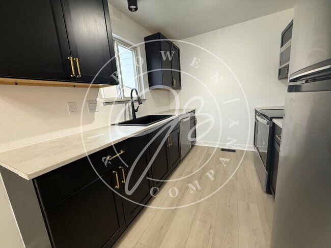 Building Photo - "Discover Spacious Comfort: Modern 3-Bed, 2-Bath in Maumee School District.